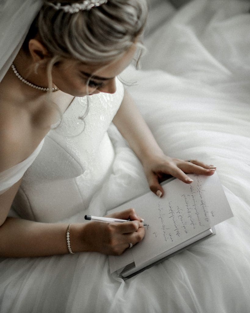 Jeune mariée écrivant ses voeux en arabe