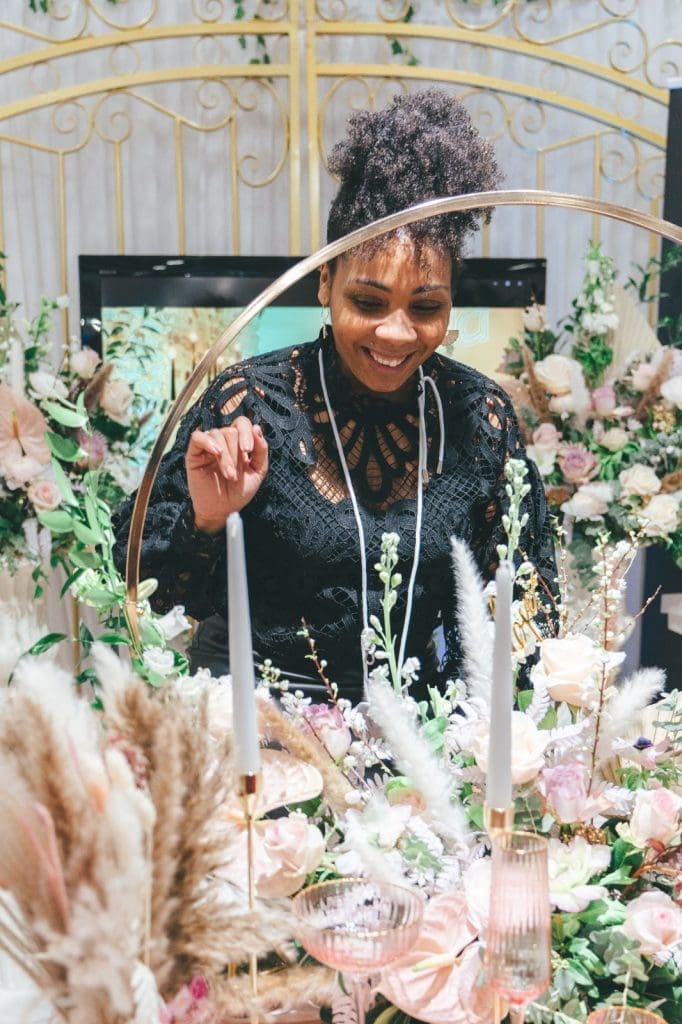 Wedding planner choisissant un bouquet de fleurs