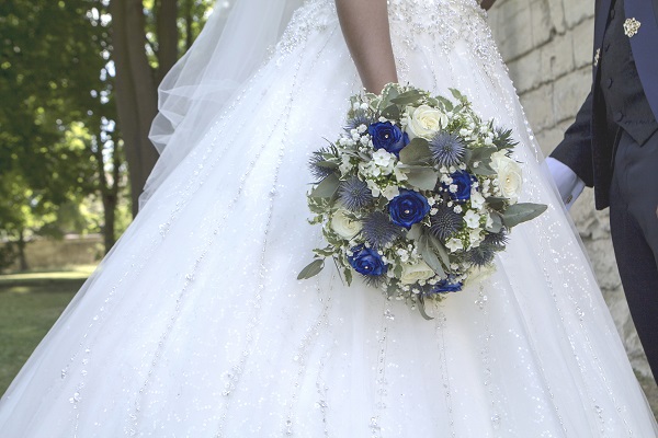 Bouquet de mariée aux couleurs bleu et gris